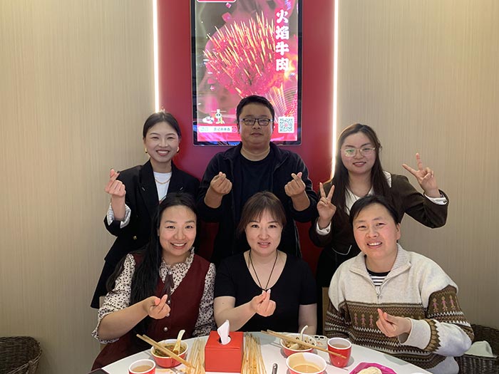 豐盛佳肴聚一堂，團建聚餐喜氣洋洋。讓我們齊聚力量，砥礪前行！