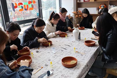 河南賽諾威全體女同事“甜蜜女神節(jié)，藝術(shù)DIY”活動慶祝3月8日女神節(jié)快樂！