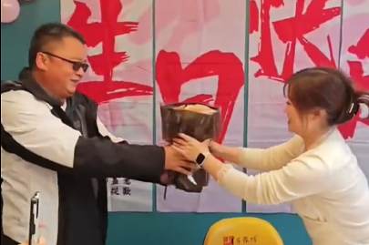 河南賽諾威生活的一面，同事生日其樂(lè)融融，員工一家親！我們不僅懂聚丙烯酰胺，我們更懂生活！